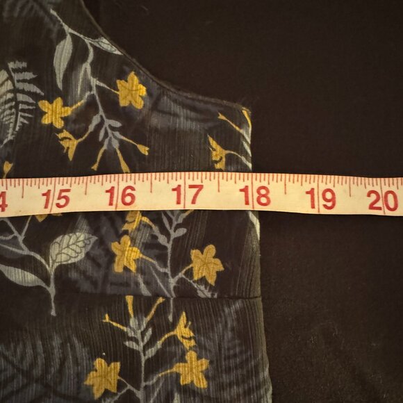 CAbi Layered Fern Sleeveless Blouse - Style 3450 - Size Medium - Picture 5 of 8